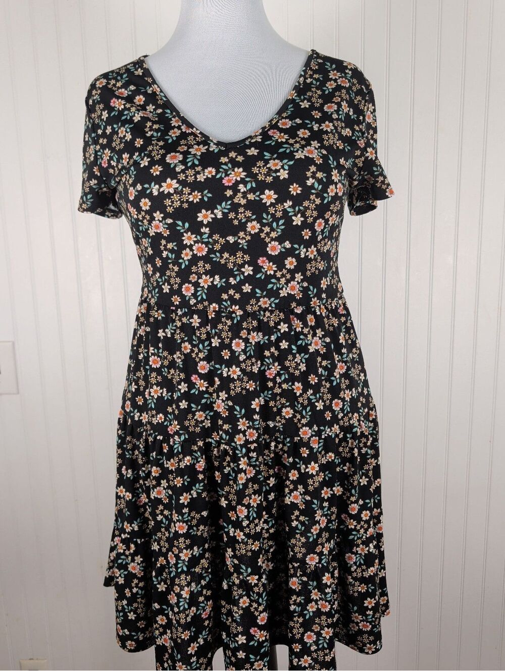 Kaileigh Black Ditsy Floral Print Tiered Mini Dress V-Neck Size Small